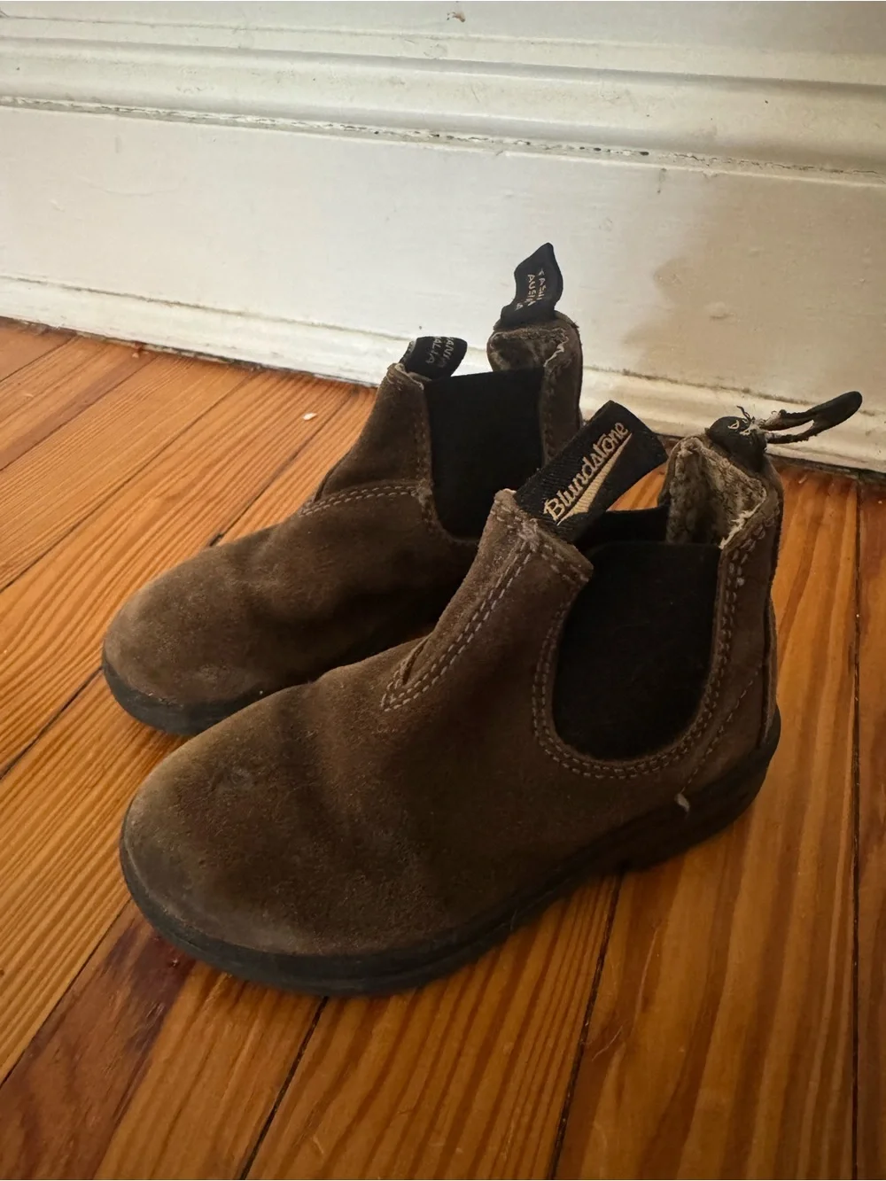 Blundstone Kids Brown Suede Chelsea Boots with Pull Tabs
